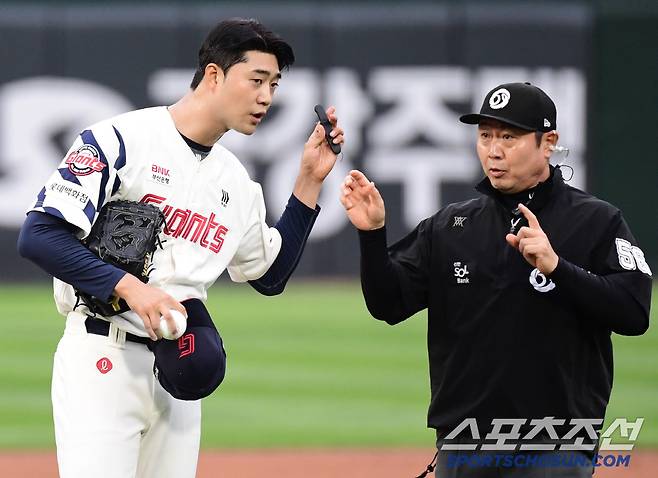 20일 부산 사직야구장에서 열린 KBO리그 롯데와 LG의 경기. 1회 투구 도중 피치컴 장비를 확인하고 있는 롯데 윤성빈. 부산=송정헌 기자songs@sportschosun.com/2025.05.20/