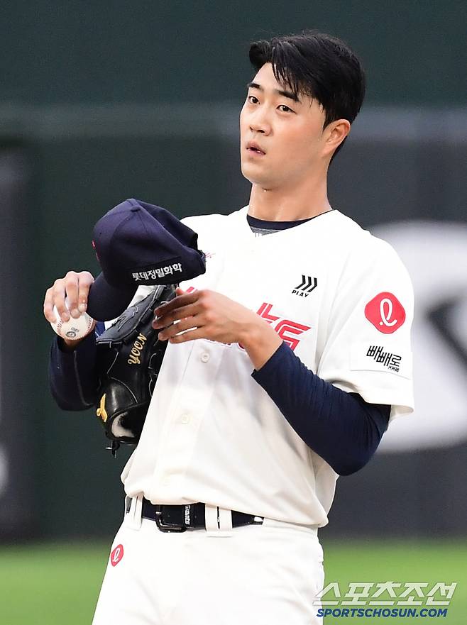 1회 투구 도중 피치컴 장비를 확인하고 있는 윤성빈.