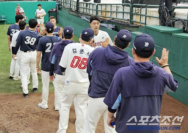 올 시즌 첫 선발 등판 앞두고 동료들과 하이파이브 나누는 윤성빈.