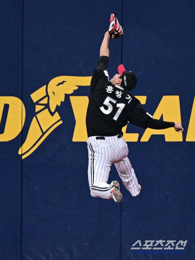 4일 서울 고척스카이돔에서 열린 LG-키움전. 3회말 2사 1루 도슨의 타구를 우익수 홍창기가 점프해 잡아내고 있다. 고척=정재근 기자 cjg@sportschosun.com/2024.7.4/