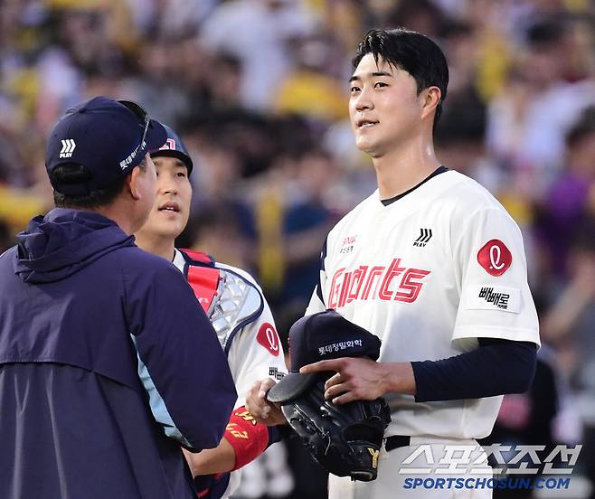 20일 부산 사직야구장에서 열린 KBO리그 롯데와 LG의 경기. 2회 조기 강판 당하는 롯데 선발 윤성빈. 부산=송정헌 기자songs@sportschosun.com/2025.05.20/