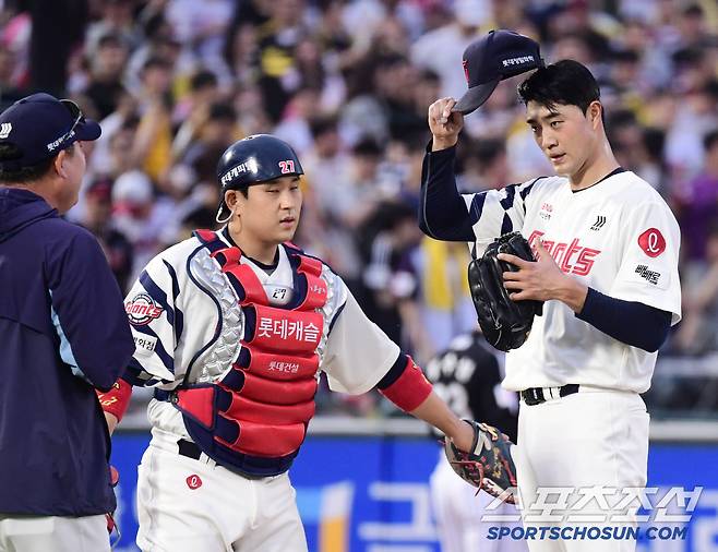 20일 부산 사직야구장에서 열린 KBO리그 롯데와 LG의 경기. 2회 조기 강판 당하는 롯데 선발 윤성빈. 부산=송정헌 기자songs@sportschosun.com/2025.05.20/