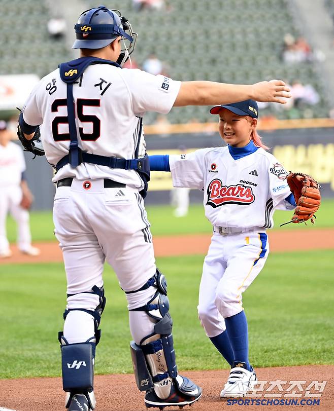 21일 잠실야구장에서 열린 SSG와 두산의 경기, 중대초등학교 최리환(13) 어린이가 시구에 나서고 있다. 최리환은 최경환 전 코치의 아들로, 지난 3월 전국소년체육대회 서울시 대표 선발대회에서 6연타석 홈런으로 한국 유소년야구 신기록을 세우며 U12 서울시 야구 대표로 선발된 바 있다.잠실=허상욱 기자wook@sportschosun.com/2025.05.21/