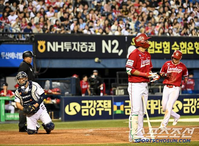 21일 잠실야구장에서 열린 SSG와 두산의 경기, 5회초 무사 만루 SSG 한유섬이 밀어내기 사구로 진루하고 있다. 잠실=허상욱 기자wook@sportschosun.com/2025.05.21/