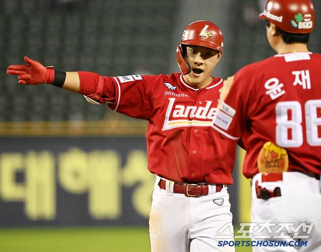 21일 잠실야구장에서 열린 SSG와 두산의 경기, 5회초 1사 만루 SSG 최준우가 2타점 적시타를 치고 기뻐하고 있다. 잠실=허상욱 기자wook@sportschosun.com/2025.05.21/