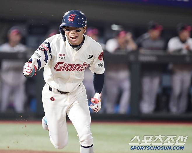 21일 부산 사직야구장에서 열린 KBO리그 롯데와 LG의 경기. 4회 1타점 적시타를 날린 롯데 장두성. 부산=송정헌 기자songs@sportschosun.com/2025.05.21/