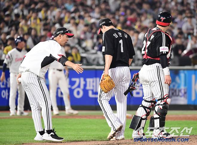 21일 부산 사직야구장에서 열린 KBO리그 롯데와 LG의 경기. 5회 강판 당하는 LG 임찬규. 부산=송정헌 기자songs@sportschosun.com/2025.05.21/