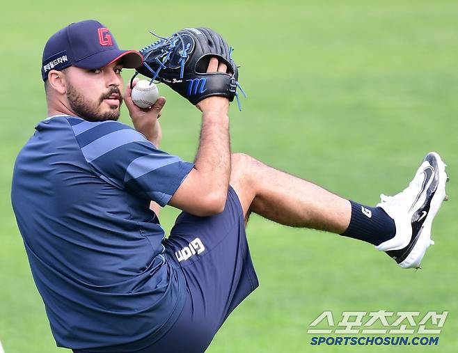 20일 부산 사직야구장에서 열리는 KBO리그 롯데와 LG의 경기. 투구 훈련을 하고 있는 롯데 감보아. 부산=송정헌 기자songs@sportschosun.com/2025.05.20/