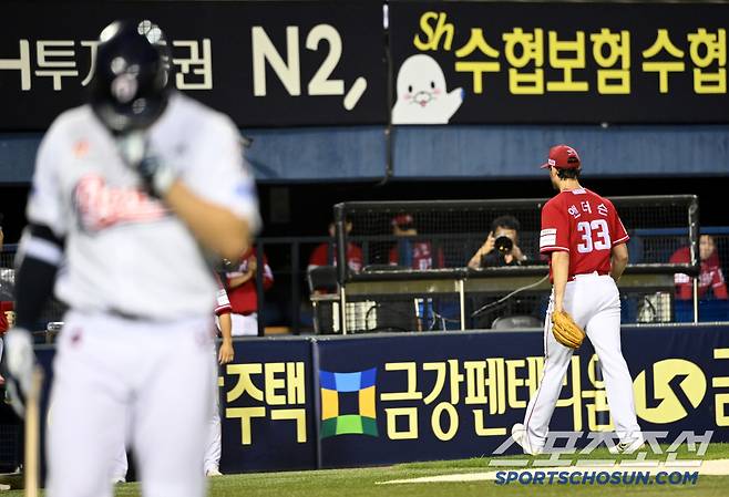 21일 잠실야구장에서 열린 SSG와 두산의 경기, 6회말 2사 2,3루 SSG 앤더슨이 두산 김재환을 삼진처리하며 이닝을 마친 후 더그아웃으로 향하고 있다. 잠실=허상욱 기자wook@sportschosun.com/2025.05.21/