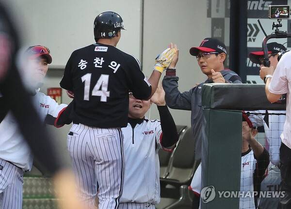 염경엽 감독과 하이파이브를 나누는 송찬의. ⓒ연합뉴스