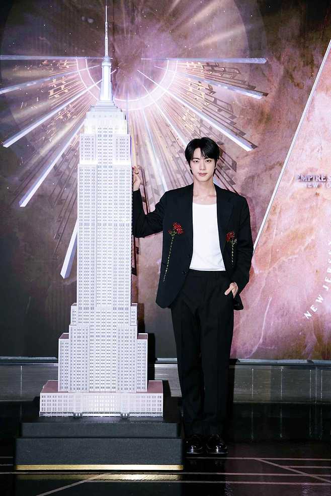 &nbsp;미국 뉴욕의 랜드마크 엠파이어 스테이트 빌딩이 방탄소년단 진의 새 앨범 메시지와 바람을 담아 경관 조명을 연출했다. ⓒ빅히트 뮤직
