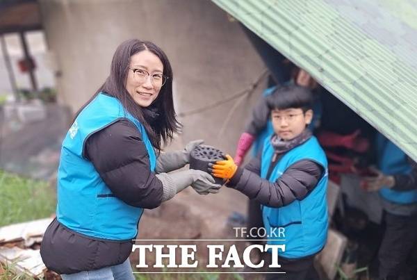 '봉사 새내기' 대전 수미초등학교 4학년 송민찬 군(오른쪽)의 엄마와 함께 새벽 연탄나눔 봉사에 참여해 연탄을 나르고 있다. /대전봉사체험교실