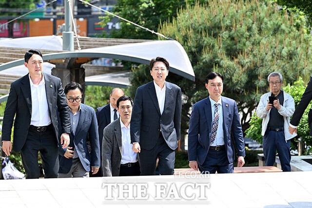 성남시의료원 도착한 이 후보.