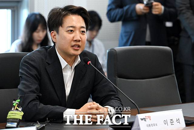 이준석 개혁신당 대선 후보가 21일 오후 경기도 성남시의료원에서 열린 간담회에서 발언을 하고 있다. /남용희 기자