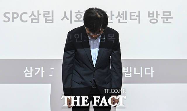김범수 SPC삼립 대표이사가 21일 오후 경기 시흥시 SPC삼립 시화공장에서 더불어민주당 중앙선대위 잘사니즘위원회·을지로위원회와 간담회에 앞서 이번 사고에 대해 고개 숙여 사과하고 있다. /시흥=박헌우 기자