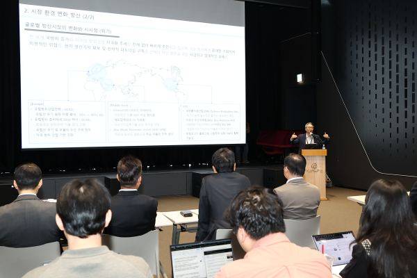 안병철 한화에어로스페이스 전략부문 전략총괄 사장이 지난달 8일 서울 중구 한화빌딩에서 미래 비전 설명회를 열고 유상증자 당위성을 설명하고 있다. /한화그룹