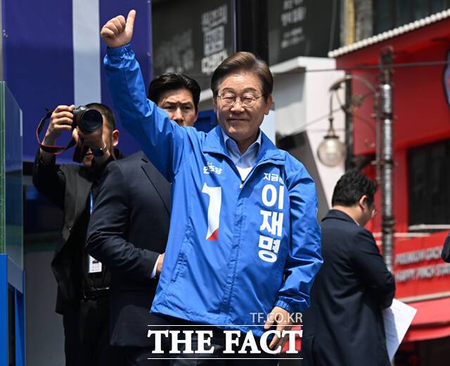 이재명 더불어민주당 대통령 후보는 유세현장 방탄유리 설치에 보수진영에서 비판이 계속되자 "국민은 누구나 비난할 수 있지만, 국민의힘과 그 대선 후보 그들은 이 사태를 만든 책임자"라며 "암살의 실제 피해를 당했던 저를 비난해선 안 된다"고 반박했다. /이새롬 기자