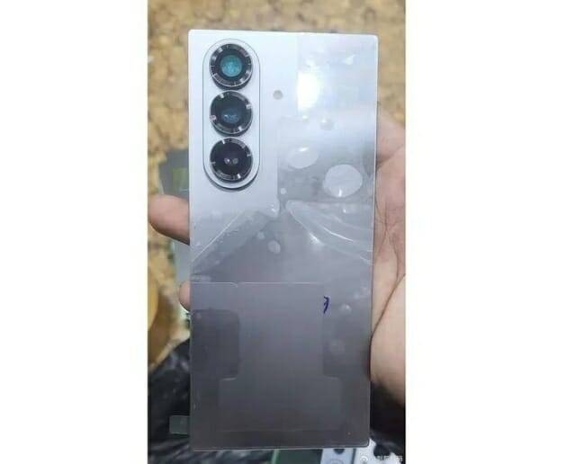 삼성 갤럭시Z폴드 7의 실제 모습으로 추정되는 사진이 유출됐다. (사진=IT 팁스터 세츠나 디지털 웨이보)