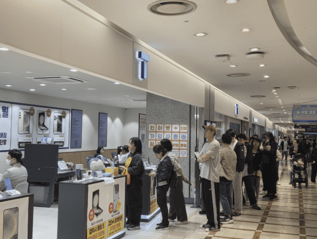 SK텔레콤 대리점 앞에 줄을 선 가입자들