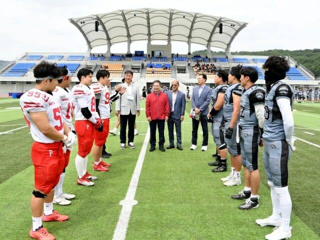 KNFL 리그에 참여한 군위 피닉스와 인천 라이노스 선수들. (사진=한세실업)