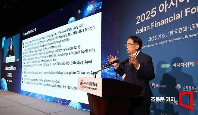 기우치 다카히데 노무라종합연구소 수석 이코노미스트가 21일 서울 중구 웨스턴조선호텔에서 열린 '2025 아시아금융포럼(Asisn Financial Forum 2025)'에 참석, '트럼프 관세와 세계 및 일본경제' 란 주제로 기조연설을 하고 있다. 2025.5.21 조용준 기자