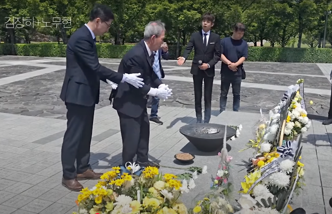 2001년 가을 노무현 전 대통령이 진주 남성당 한약방에 예고 없이 들러 김 전 이사장을 만난 이래로 24년이 지난 것이다. 참배를 함께한 이들이 "처음 와보시니 어떠냐?"고 묻자 김 전 이사장은 "그립습니다"라고 답했다. 오마이TV