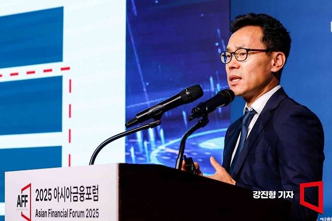 오영표 신영증권 헤리티지솔루션본부 전무가 21일 서울 중구 조선호텔에서 아시아경제 주최로 열린 '2025 아시아금융포럼'에 참석해 ‘신탁업 혁신, 어떻게 공략할 것인가’란 주제로 강연 하고 있다. 강진형 기자