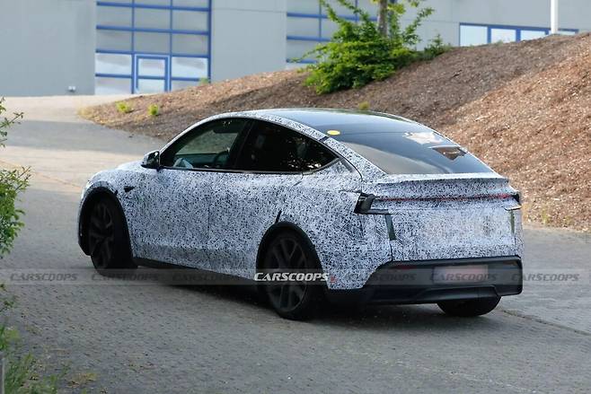 사진 : 테슬라 뉴 모델 Y 퍼포먼스 테스트카 (출처=Carscoops)