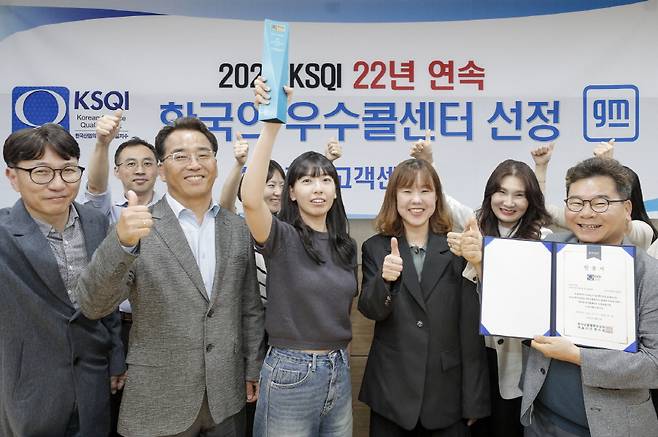 2025년 KSQI 우수콜센터 선정 기념 이벤트에 참석해 GM 한국사업장 애프터세일즈 서비스 부문 임직원 및 고객센터 직원들과 단체 사진을 촬영하고 있는 박이원 GM 한국사업장 애프터세일즈 서비스 부문 상무(앞줄 좌측)