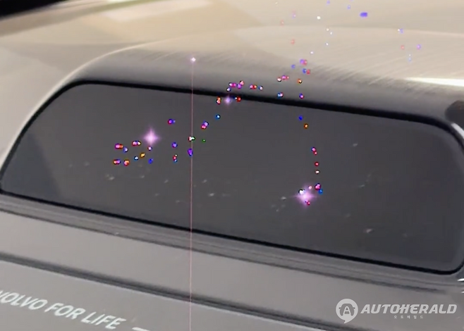 볼보가 자사 EX90의 라이다를 스마트폰 카메라로 촬영할 때 나타나는 현상. 볼보는 절대 새로운 EX90을 촬영하지 말라며 "휴대폰 카메라가 망가질 수 있으며 라이다 레이저가 카메라를 태울 수 있다"고 경고했다. (볼보)