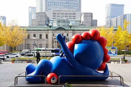 일본 오사카부 오사카시 시청 앞에 설치돼 있는 '‘오사카·간사이 만국박람회' 마스코트 먀쿠먀쿠(ミャクミャク) 동상/osaka-subway.com