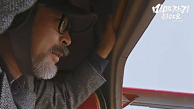 경비행기를 타고 있는 미야자키 하야오 감독의 모습. ‘지브리’라는 이름도 자신이 좋아하던 비행기 이름에서 따왔다. /스튜디오 디에이치엘