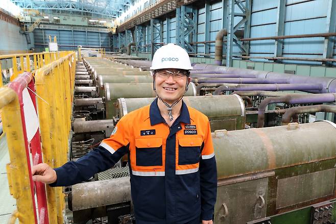 포스코 명장 - 고졸 출신인 포스코 광양제철소의 손병근씨는 도금 강판 전문가다. 1987년 포스코 생산직으로 입사해 한 우물만 팠다. 그는 다른 고졸 출신들에게 “주어진 일을 해결하다 보면 경지에 오를 수 있다”고 했다. /김영근 기자