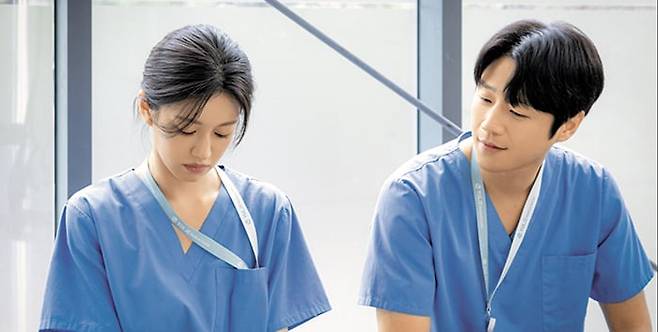 드라마 ‘언젠가는 슬기로울 전공의 생활’을 통해 대중에게 ‘유니콘 선배’라는 애칭을 얻은 정준원(오른쪽). 레지던트 1년 차 주인공 고윤정(왼쪽)의 실수를 척척 처리하며 ‘맞춤형 지도’로 인기를 끌었다. /tvN