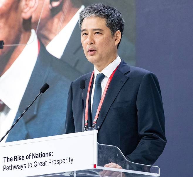 21일 신라호텔에서 열린 2025 아시안 리더십 콘퍼런스 개회식에서 방준오 조선일보 사장이 개회사를 하고 있다./이태경기자