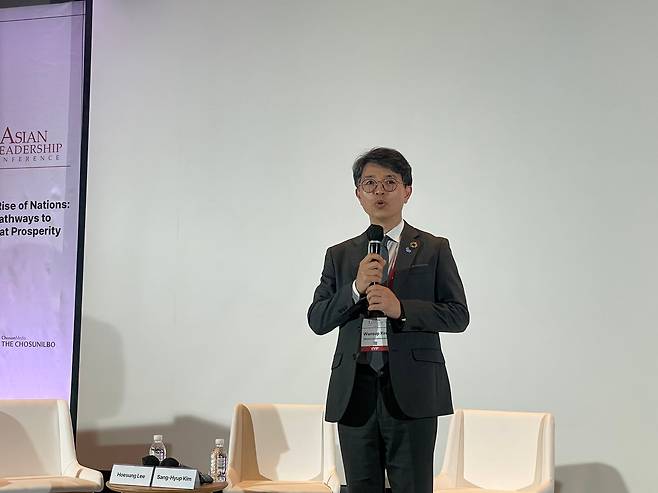21일 서울 신라호텔에서 열린 제16회 아시안리더십콘퍼런스(ALC) ‘트럼프 2.0 시대, 넷제로의 미래’ 세션에서 김완섭 환경부 장관이 발언하고 있다. /박상현 기자