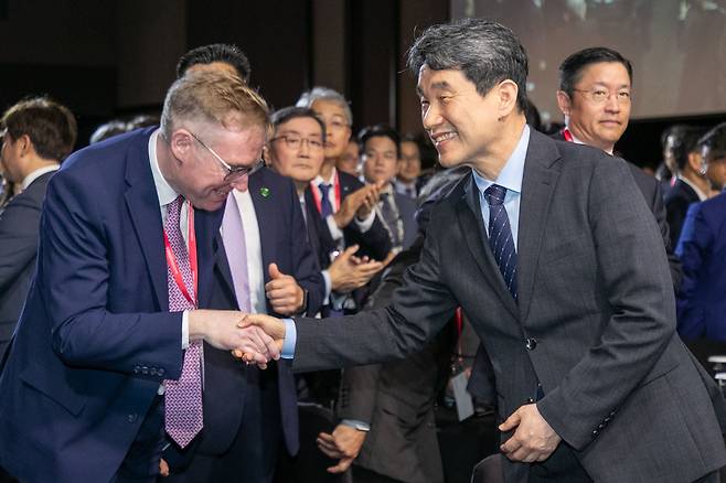 2025년 5월 21일 오전 서울 중구 신라호텔에서 2025 아시안리더십콘퍼런스 개막식이 열리면서 이주호 대통령 권한대행과 콜린 크룩스 주한 영국대사가 인사를 나누고 있다. /장련성 기자