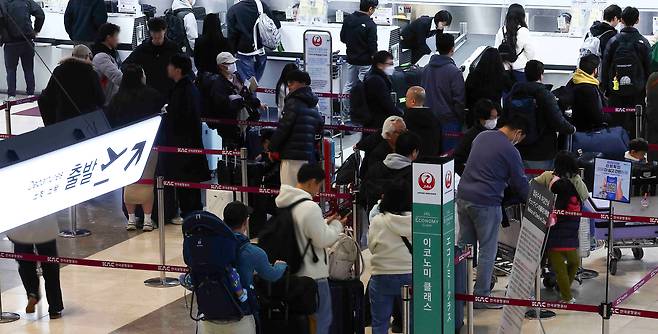 서울 강서구 김포국제공항 국제선 출국장이 여행객들로 붐비고 있다./뉴시스