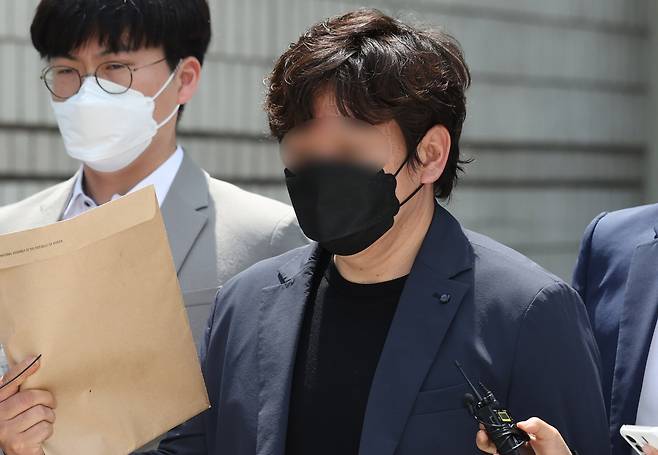 인터넷 매체 '스카이데일리' 기자가 21일 오전 서울 서초구 서울중앙지방법원에서 '중국간첩 체포 보도 사건'과 관련 구속 전 피의자 심문(영장실질심사)를 마친 후 이동하고 있다. /뉴시스