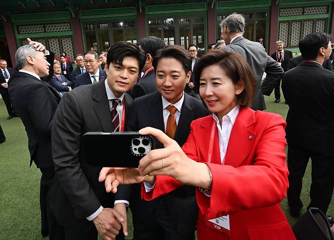 21일 서울 신라호텔에서 열린 제16회 조선일보 아시안리더십콘퍼런스(ALC)에 참석한 김용태 국민의힘 비상대책위원장과 이준석 개혁신당 대선 후보, 나경원 국민의힘 공동선대위원장이 기념촬영을 하고 있다. /고운호 기자