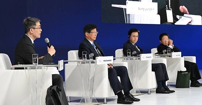 21일 서울 중구 신라호텔에서 아시안리더십콘퍼런스가 열렸다. ‘한일관계의 미래: 한일관계 100년을 향하여’섹션이 진행되고 있다. 왼쪽부터 김승영 간사이외국어대 교수, 가와카쓰 헤이타 전 시즈오카현 지사, 김태흠 충청남도 도지사, 시마다 하루오 게이오대 명예교수. /고운호 기자