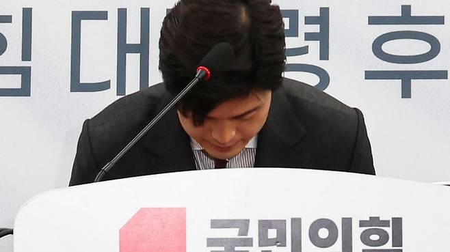 국민의힘 김용태 비상대책위원장이 21일 서울 여의도 국회에서 김건희 여사와 관련한 문제 등과 관련한 기자회견에 앞서 인사하고 있다./뉴시스