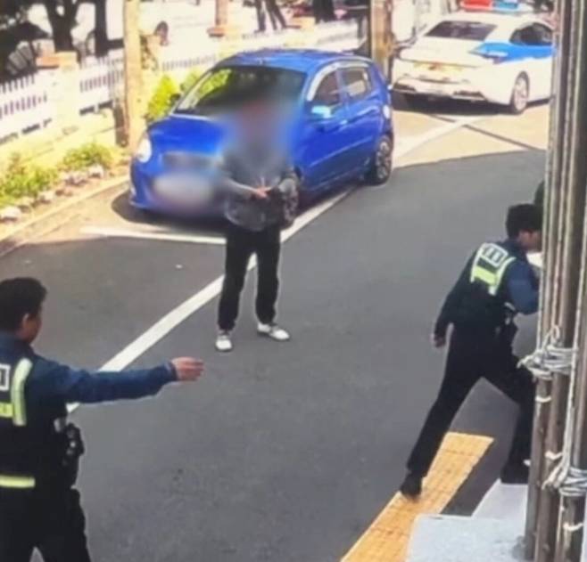 지난 7일 오후 음주운전을 하다 용변이 급해진 50대 운전자 A씨가 부산 해운대구 우동지구대 주차장 화단에 볼일을 보다 음주운전에 단속됐다./우동지구대