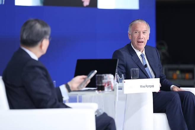 마이크 폼페이오 전 미국 국무장관이 21일 서울 신라호텔에서 열린 제16회 아시안리더십콘퍼런스(ALC) '트럼프 2.0, 전 美 국무장관이 말하는 미국의 대한반도 전략' 세션에서 발표를 하고 있다. 사회자로는 전광우세계경제연구원 이사장이 나섰다. 2025.5.21 /박성원 기자