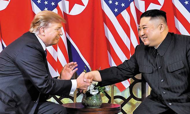 2019년 하노이의 트럼프·김정은 - 도널드 트럼프 미 대통령이 최근 김정은 북한 국무위원장과의 친분을 과시하는 발언을 하면서 미·북 정상회담이 다시 열릴지 주목되고 있다. 사진은 2019년 2월 27일 베트남 하노이의 한 호텔에서 두 정상이 만나 악수를 나누는 모습. /AFP 연합뉴스