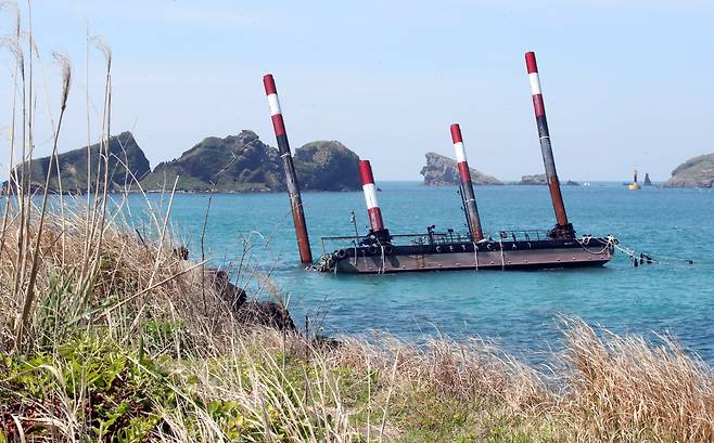 지난 4월 29일 제주시 한경면 해상에 떠있는 페리지에어로스페이스의 우주발사체 해상 발사장 세테시아1./뉴스1