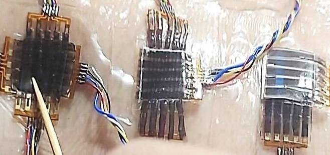 성균관대 연구진이 조립형 자가치유 반도체 기술을 개발하고, 이를 이용해 신축성 웨어러블 전자피부 시스템(사진)을 구현했다./한국연구재단