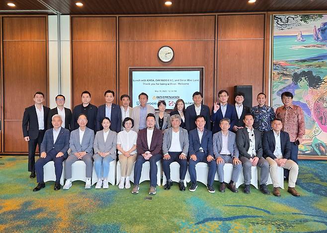 정원주 회장(앞줄 오른쪽 5번째)와 해외주택사업 투자개척단이 마이클 위자야 시나르마스 랜드 사장(앞줄 왼쪽 5번째) 등 시나르마스 랜드임원단과 기념촬영하고 있다. / 사진 =대한주택건설협회