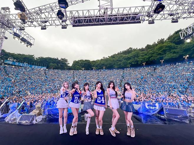걸그룹 아이브가 작년 5월 연세대학교 축제 '아카라카'에 출연했다. /아이브 SNS 캡처