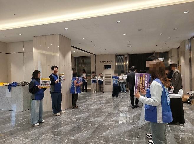 공공운수노조 의료연대본부가 21일 서울 용산구 피크앤파크 컨벤션 로얄홀에서 열린 간호법 제정에 따른 진료 지원 업무 제도화 방안 공청회에서 피켓을 들고 있다. /홍다영 기자